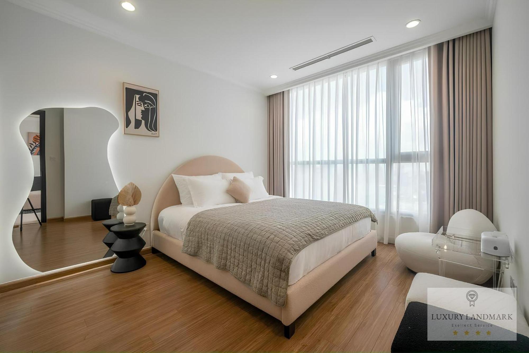 Khách sạn hẻo lánh Sky Park - Vinhomes Central Park 4*